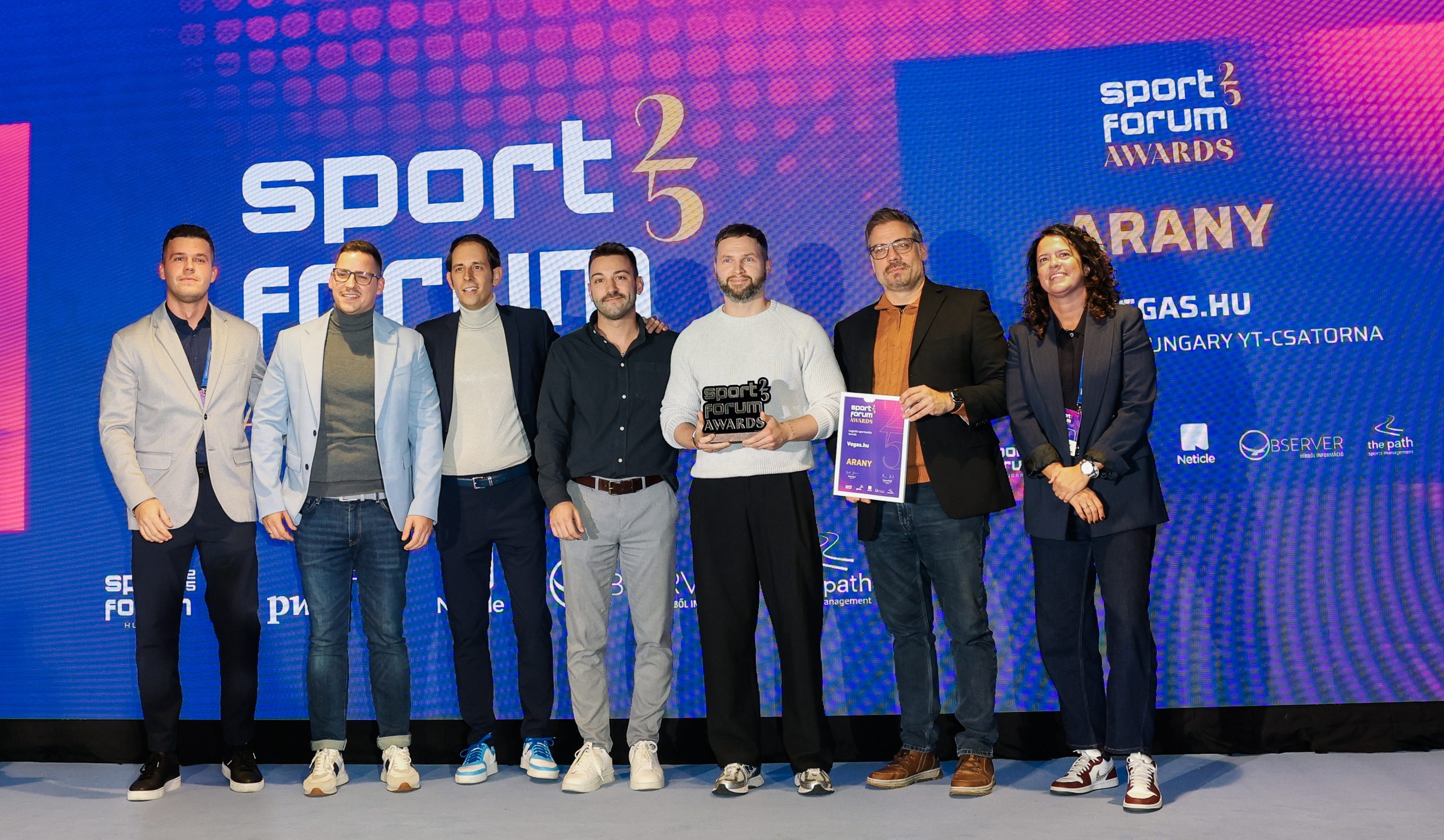 A Vegas Sports Hungary csapata a Sport Forum Hungary 2025 Awards díjátadón, a „Legjobb sportmédia-termék” kategória aranyérmével
